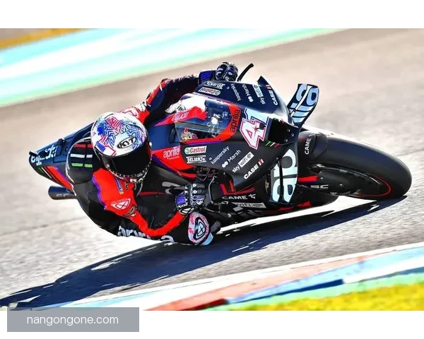 马尔科·贝齐尼在最新MotoGP赛事中展现惊人速度与精准操控能力 马尔科·贝齐尼在最新MotoGP赛事中展现惊人速度与精准操控能力